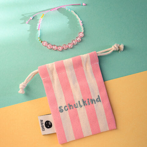 Perlenarmband Schulkind in rosa mit Makrameeverschluss und Säckchen pink/weiß
