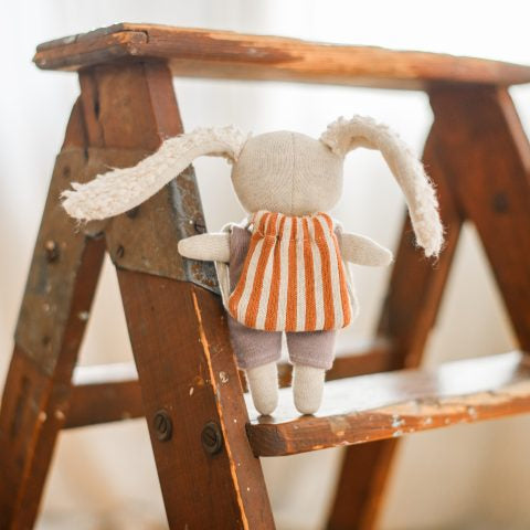Mutmacher-Hase mit fliederfarbenem Anzug, 16cm