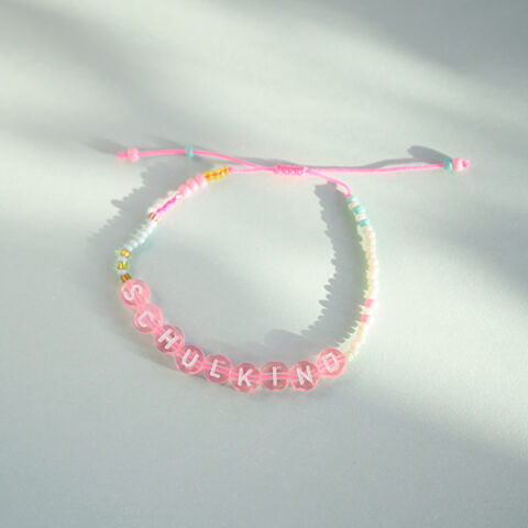 Perlenarmband Schulkind in rosa mit Makrameeverschluss und Säckchen pink/weiß