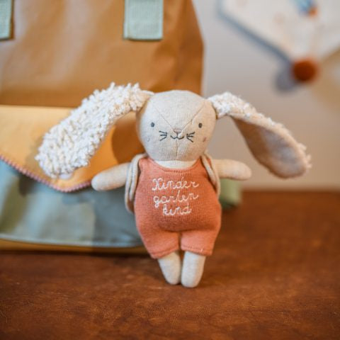 Hase “Kindergartenkind” mit Rucksack und lachsfarbenem Anzug, 16cm