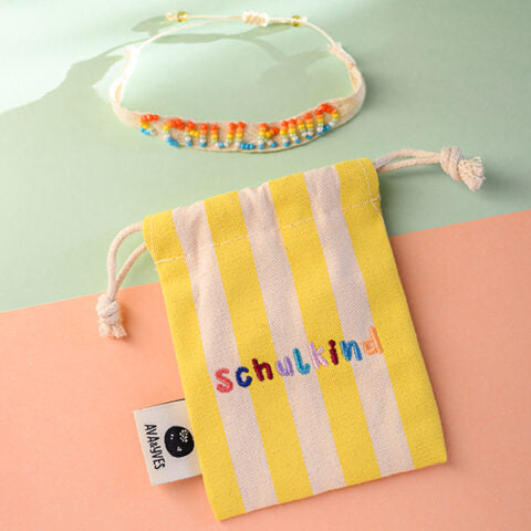 Gewebtes Armband mit handgearbeiteter Stickerei Schulkind natur mit Säckchen neongelb/natur