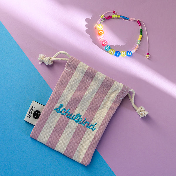 Perlenarmband Schulkind in bunt, mit Makrameeverschluß und Säckchen dunkelrosa/weiß