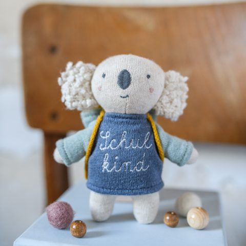 Koala “Schulkind” mit Schulranzen und Shirt in blau/hellblau, 15cm