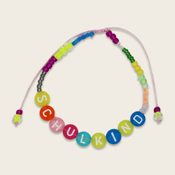 Perlenarmband Schulkind in bunt, mit Makrameeverschluß und Säckchen dunkelrosa/weiß