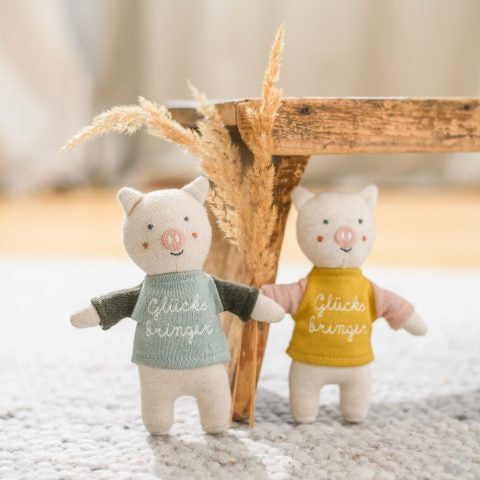 Glücksbringer-Schwein mit Shirt eisblau/oliv, 15cm