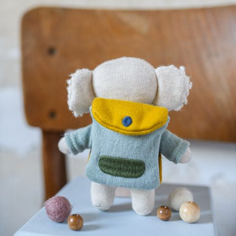 Koala “Schulkind” mit Schulranzen und Shirt in blau/hellblau, 15cm